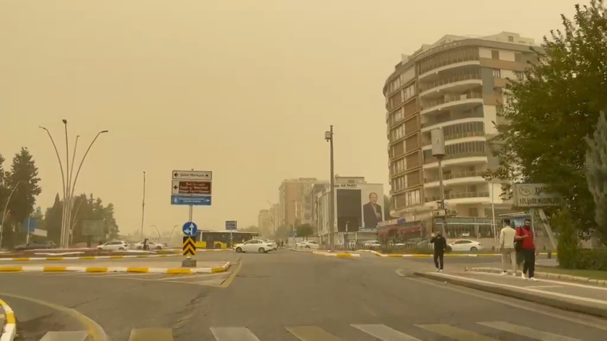 Şanlıurfa'da yoğun toz taşınımı merkez ve bazı ilçelerde görüş mesafesini düşürdü