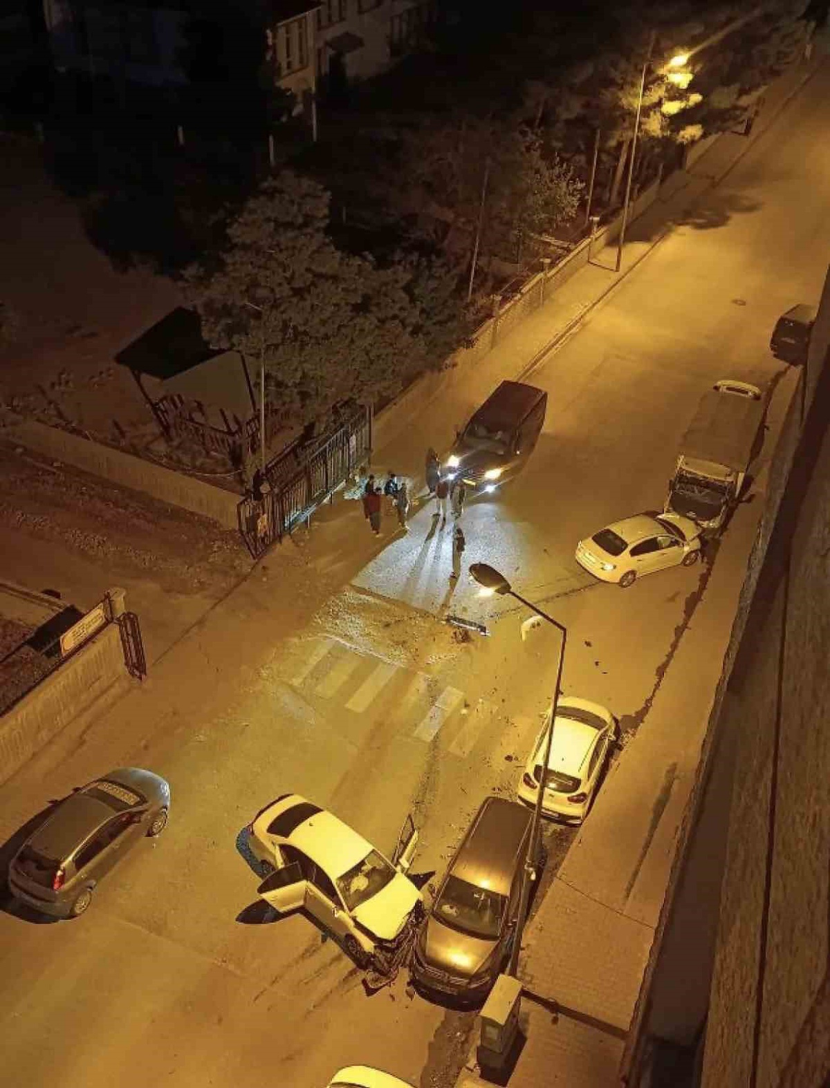 Siirt'te çarpışan iki otomobil park halindeki 2 araca çarptı, 4 araçta hasar oluştu