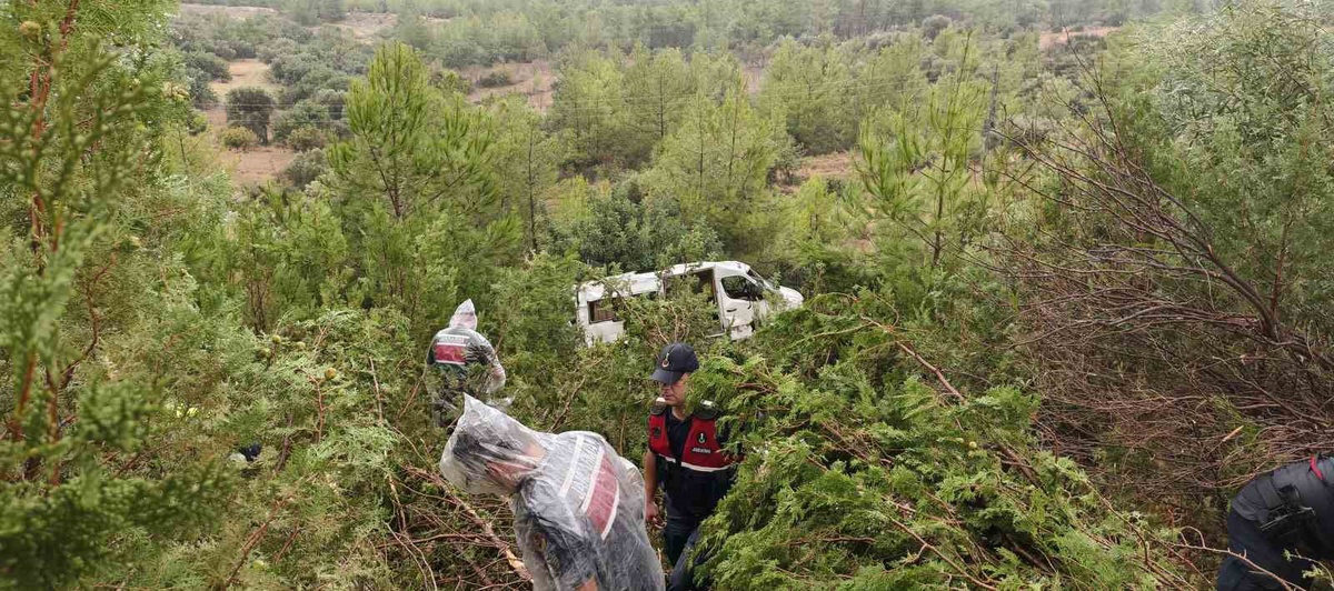 Silifke'de kontrolden çıkan minibüs şarampole yuvarlandı, 17 kişi yaralandı.