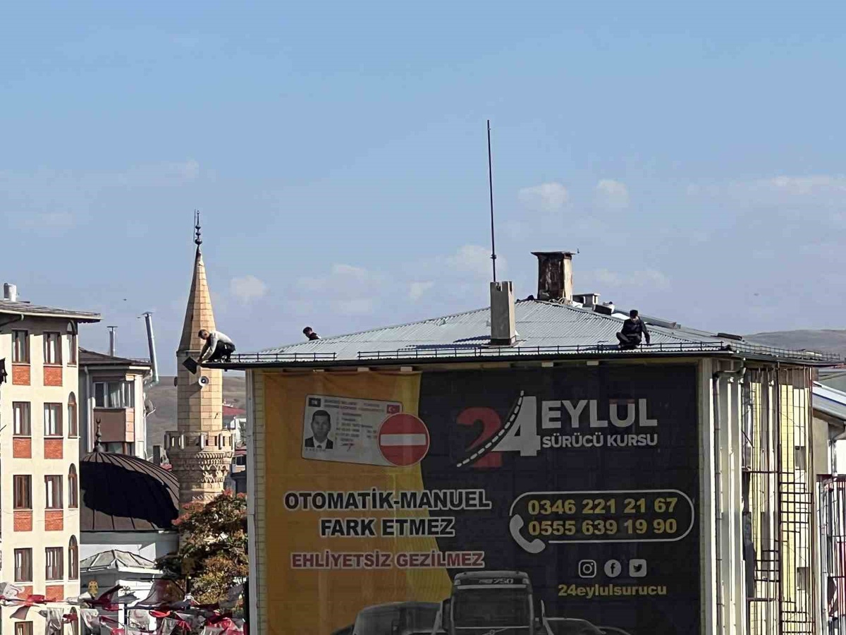 Sivas Dikilitaş'ta 5 katlı binanın çatısında çalışan işçiler güvenlik önlemi almadı