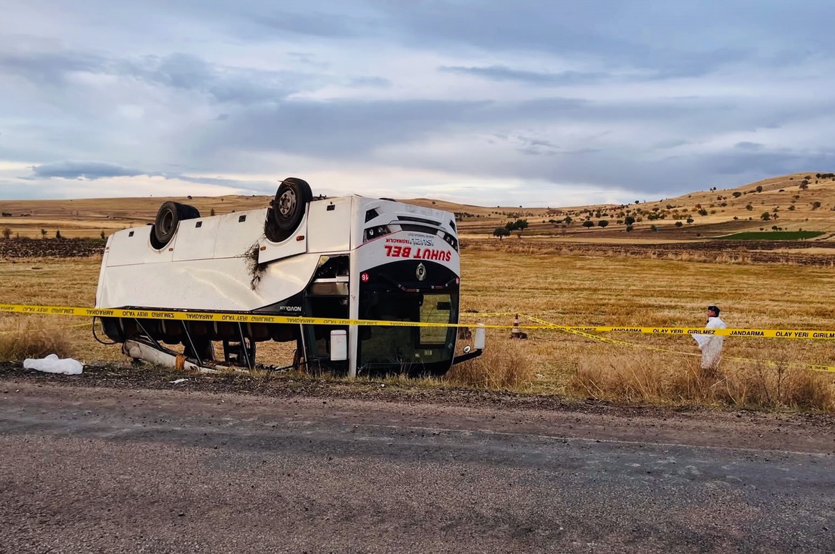 Şuhut'ta midibüs şarampole devrildi, 1 tarım işçisi öldü, 27 kişi yaralandı
