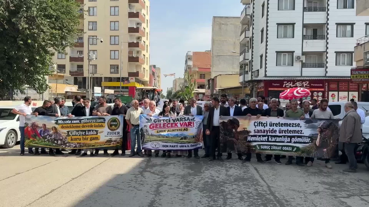 Suruç'ta çiftçiler traktörlerle gübre, mazot ve su fiyatlarını protesto ettiler