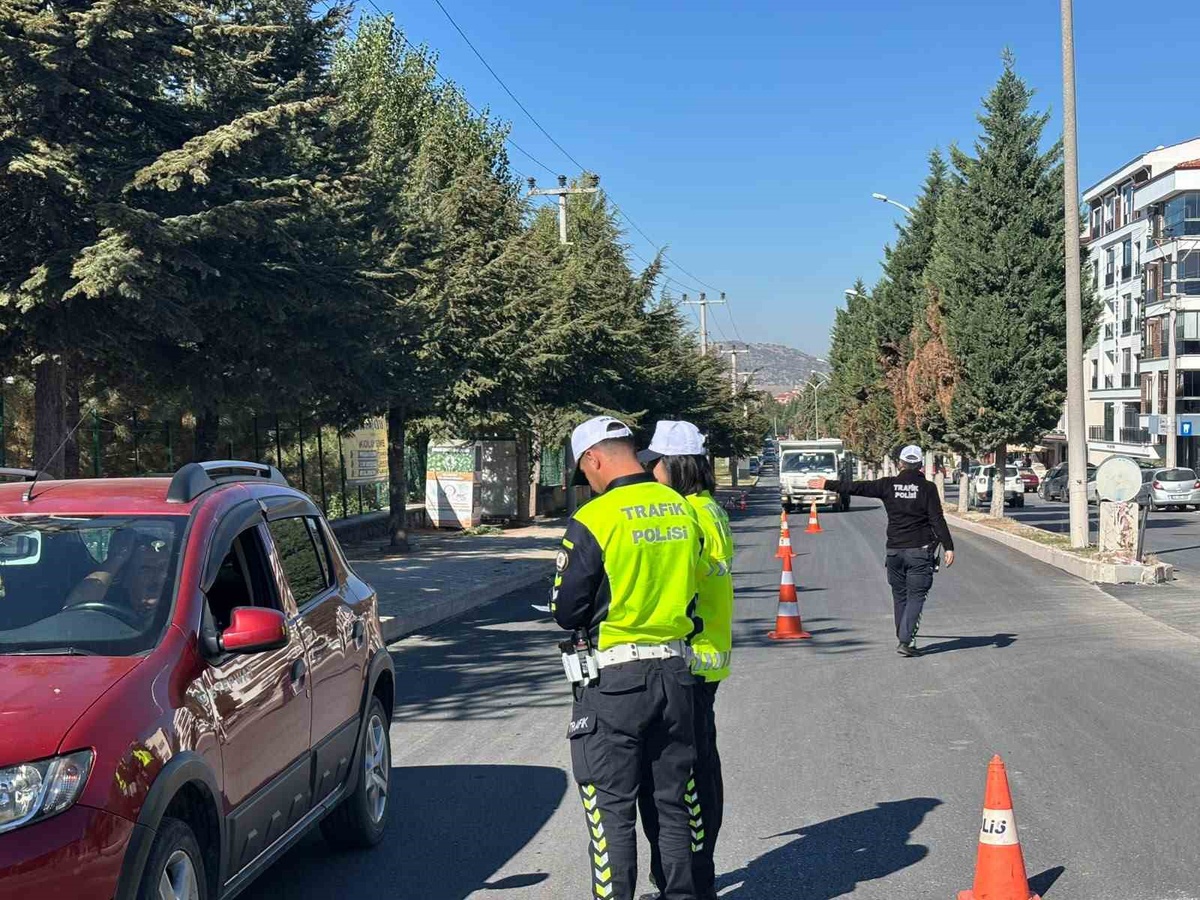 Tavşanlı'da trafik polisleri ehliyet ve ruhsat denetiminde ceza kesti