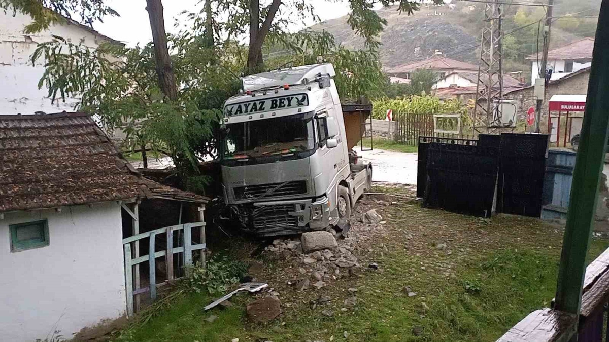 Tokat Sulusaray'da tır kaygan yolda kayarak bahçe duvarını yıktı, sürücü yara almadı