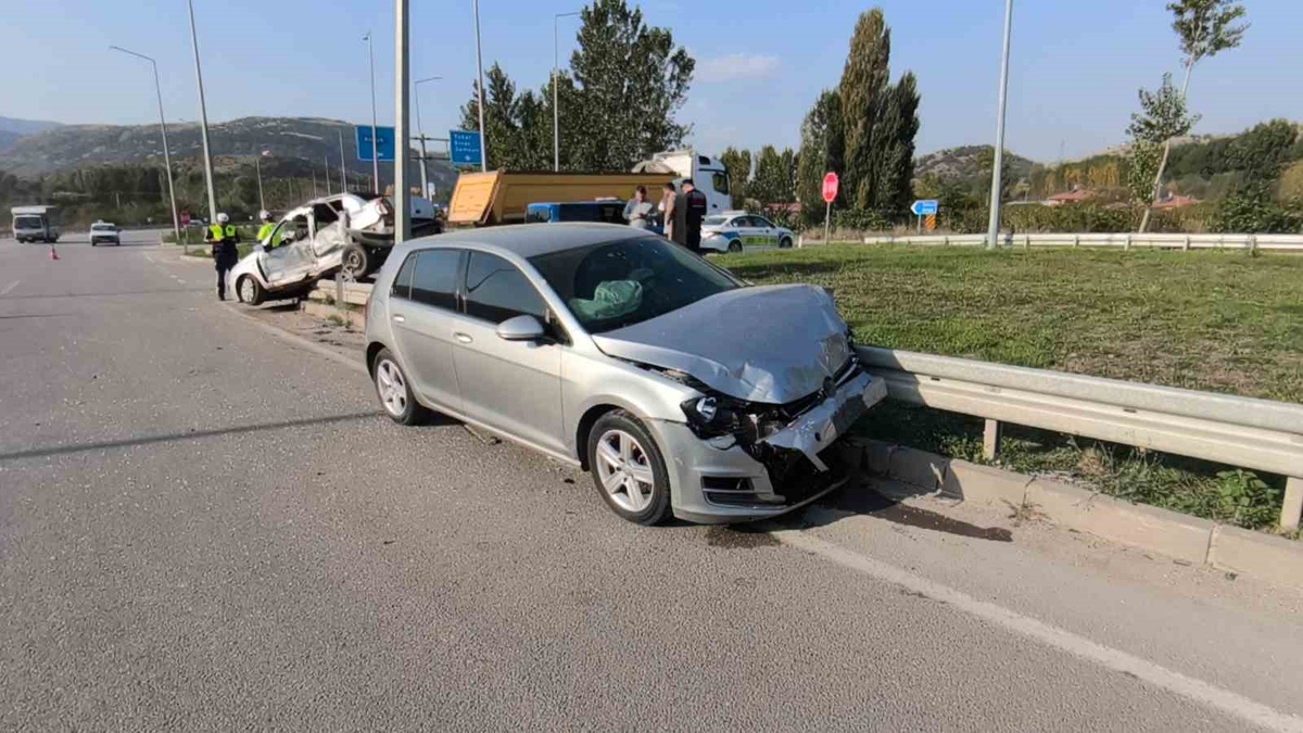 Tokat'ta iki otomobil Almus kavşağında çarpıştı, 4 kişi yaralandı