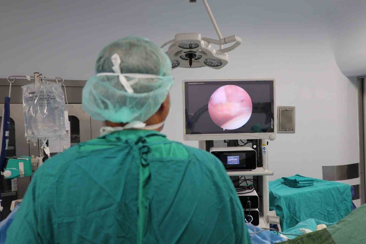 Torbalı Devlet Hastanesi'nde 4-5 mm'lik girişlerle kapalı eklem cerrahisi başladı