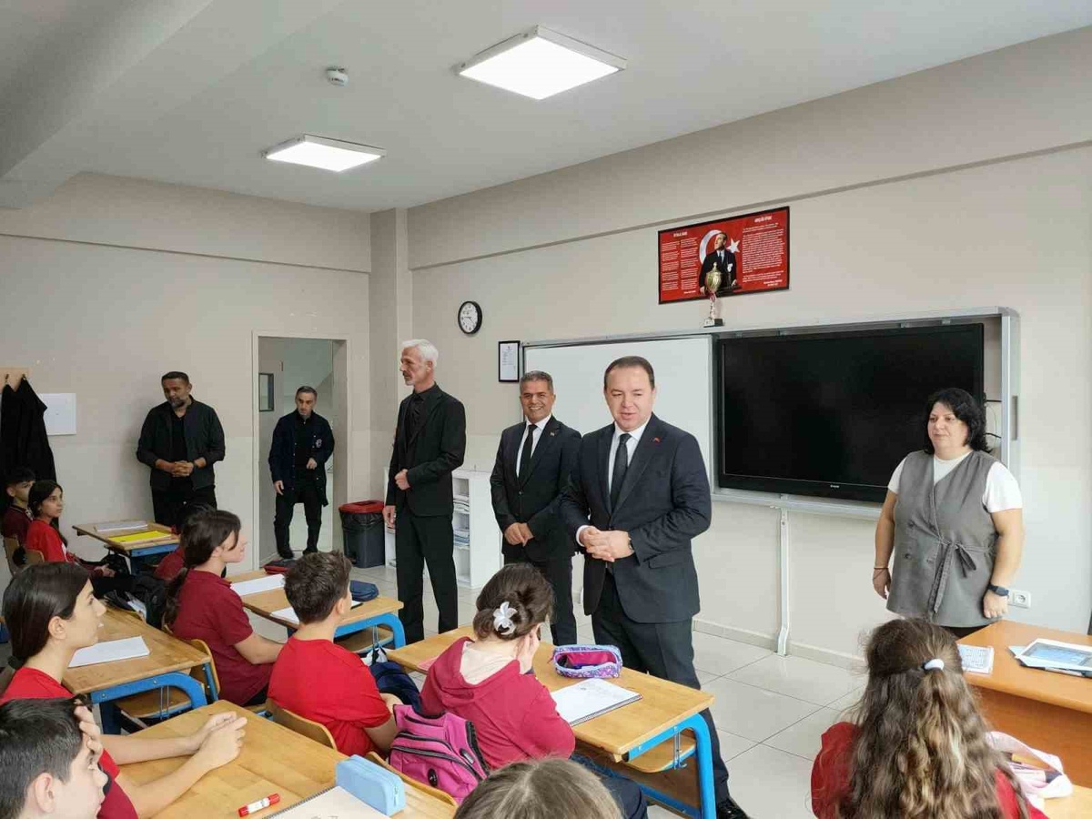 Zonguldak İl Milli Eğitim Müdürü Keskin, Gazi Ortaokulunda bayrak törenine katıldı