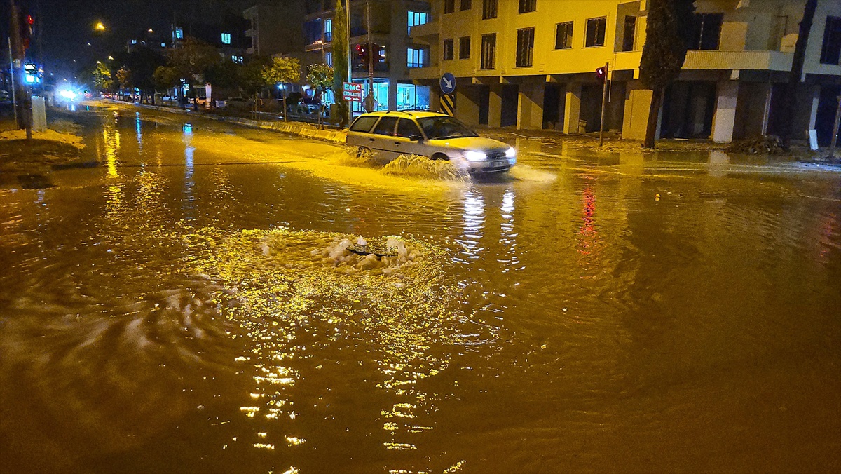 Adıyaman'da sağanak akşam etkisini artırdı, bazı ev ve iş yerlerini su bastı