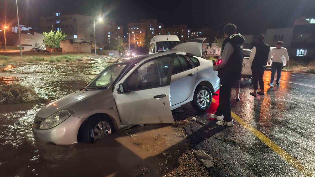 Adıyaman Kahta'da sağanak caddeyi göle çevirdi, otomobil sel suyunda mahsur kaldı