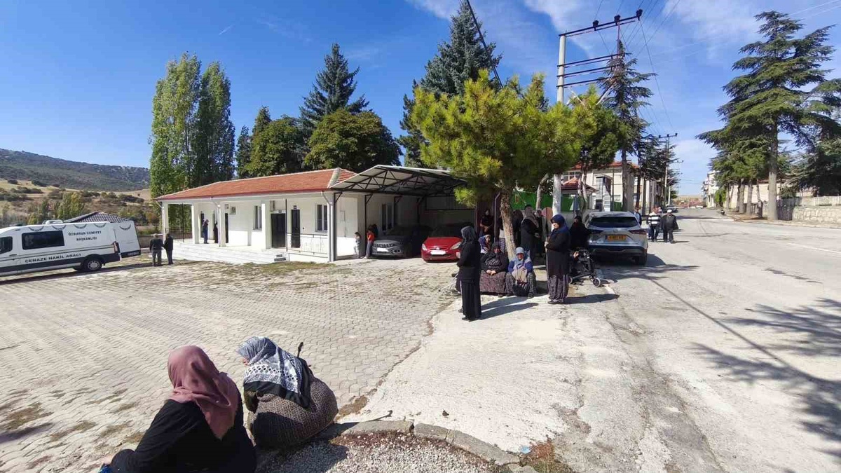 Afyonkarahisar Bolvadin'de iki araç gölgeliğe park edince cenaze cemaati mağdur oldu