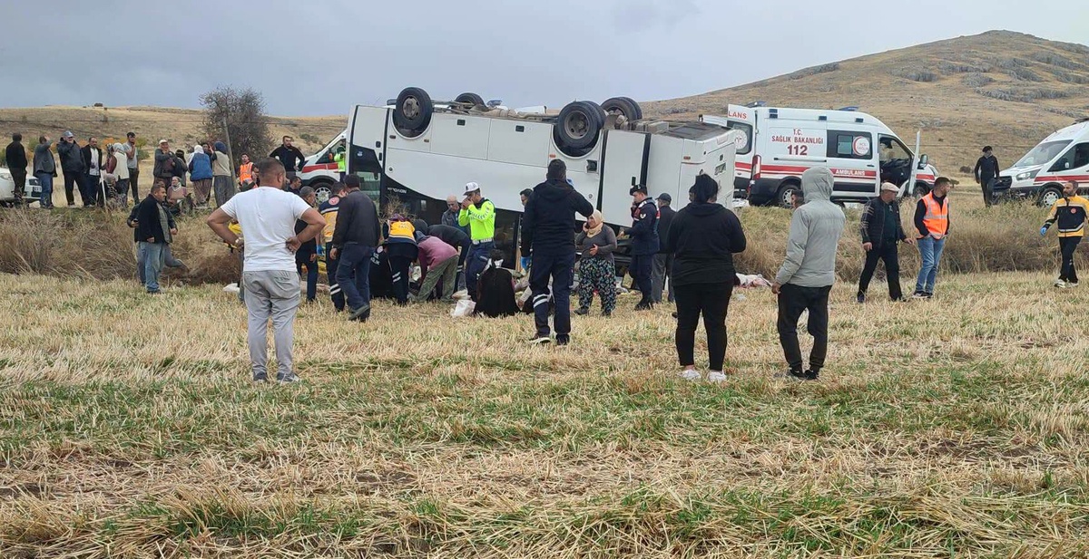 Afyonkarahisar Şuhut'ta midibüs devrildi, 1 kişi öldü, şoför gözaltına alındı