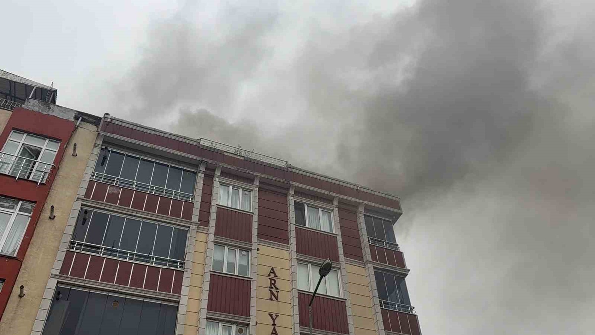 Arnavutköy'de iki binanın çatısını saran yangında 4 kişi dumandan etkilendi