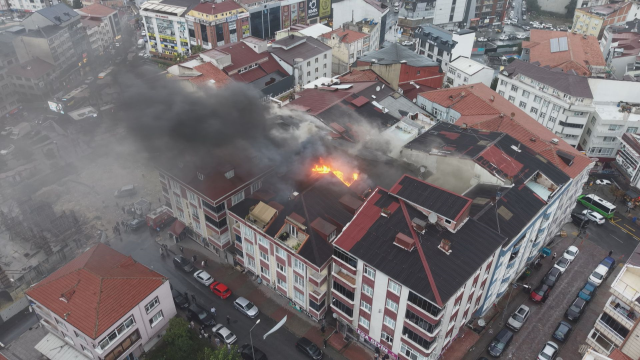 Arnavutköy’de 5 katlı binada yangın!