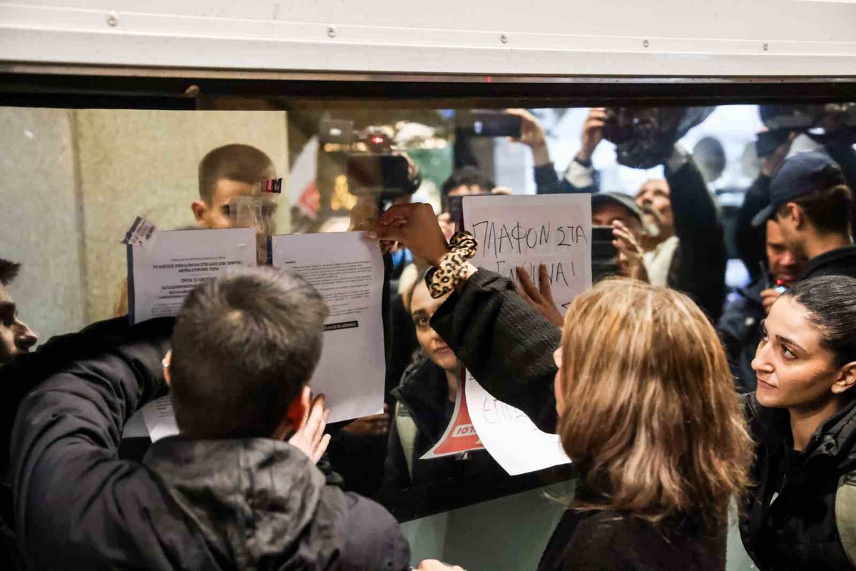 Atina'da öğrenciler eğitim ödeneği yetersizliğini çadır kurarak protesto etti