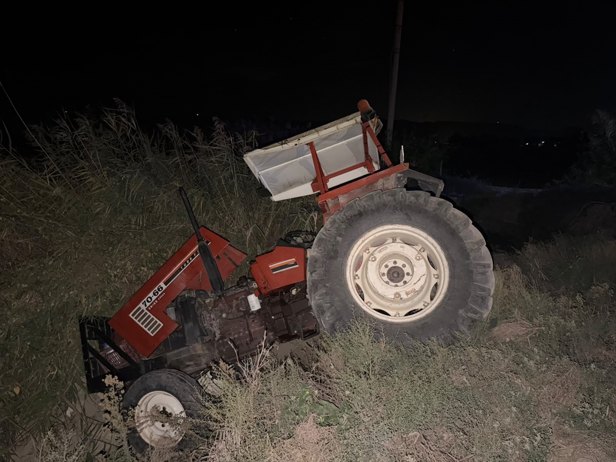 Aydın Söke'de çekici traktöre arkadan çarptı, sürücüler yaralandı