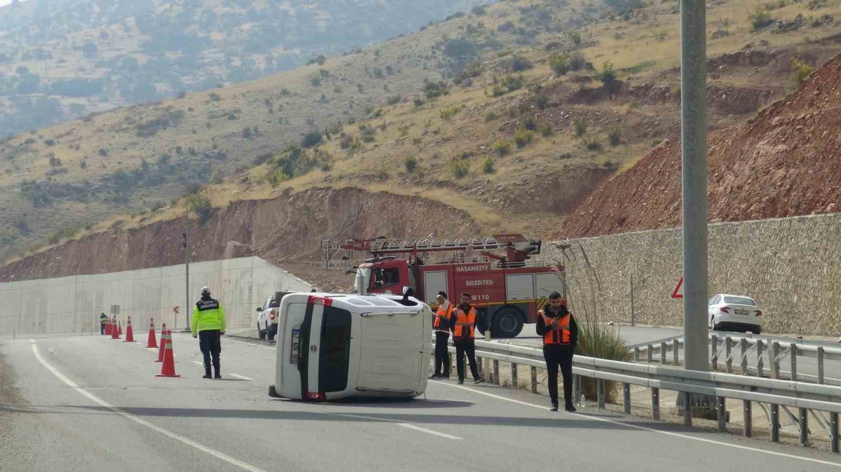 Batman'da takla atan otomobil şeridi kapatınca sürücü kazayı yara almadan atlattı