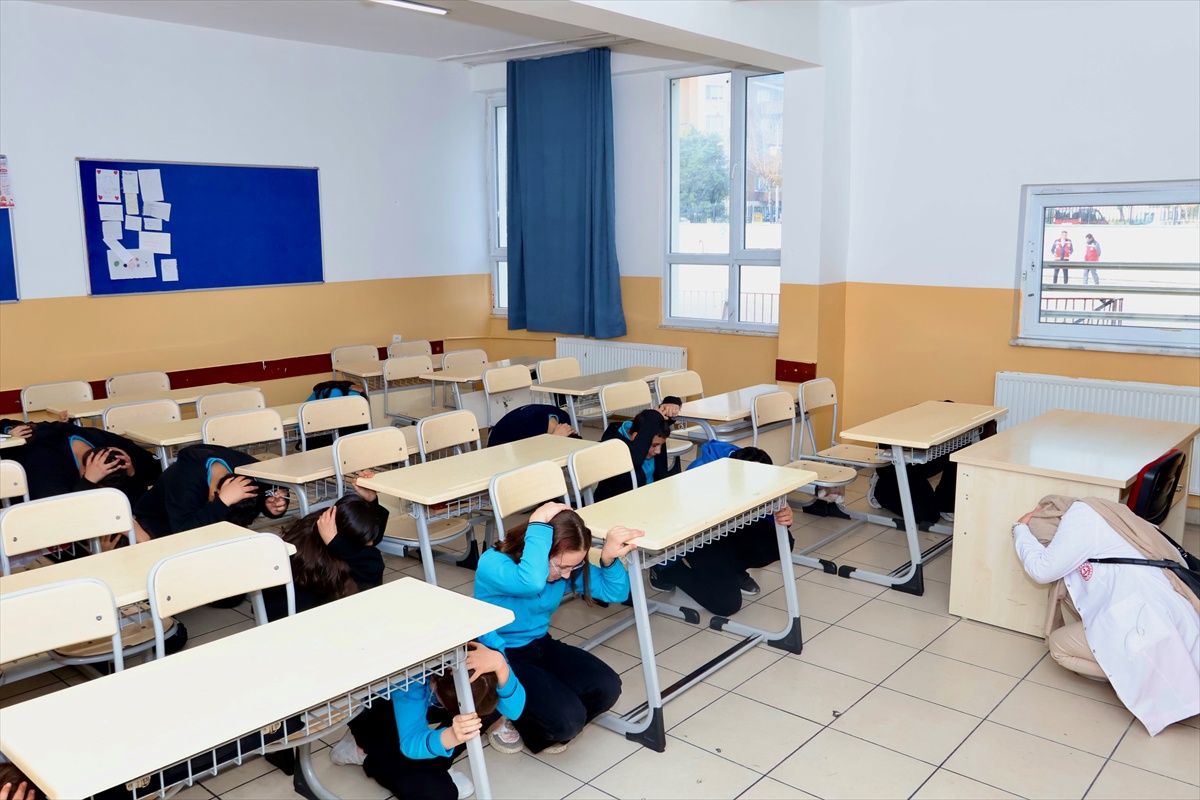 Bilecik'te Osmangazi Ortaokulu'nda afet tatbikatına AFAD ve itfaiye ekipleri katıldı