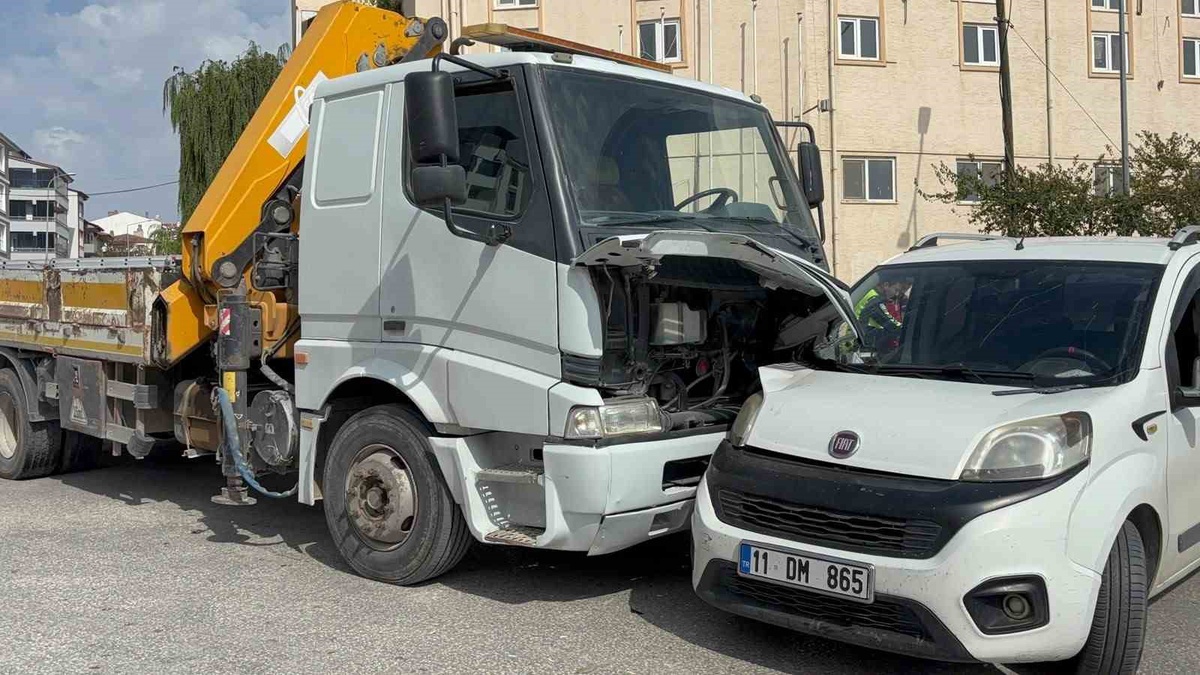 Bilecik'te vinçle çarpışan hafif ticari araçtaki 1 kişi yaralandı