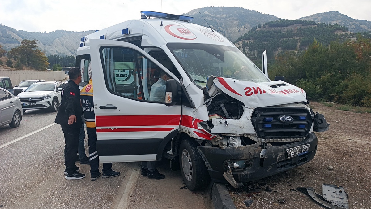 Burdur'da ambulansın karıştığı kazada 3'ü sağlık görevlisi, 6 kişi yaralandı
