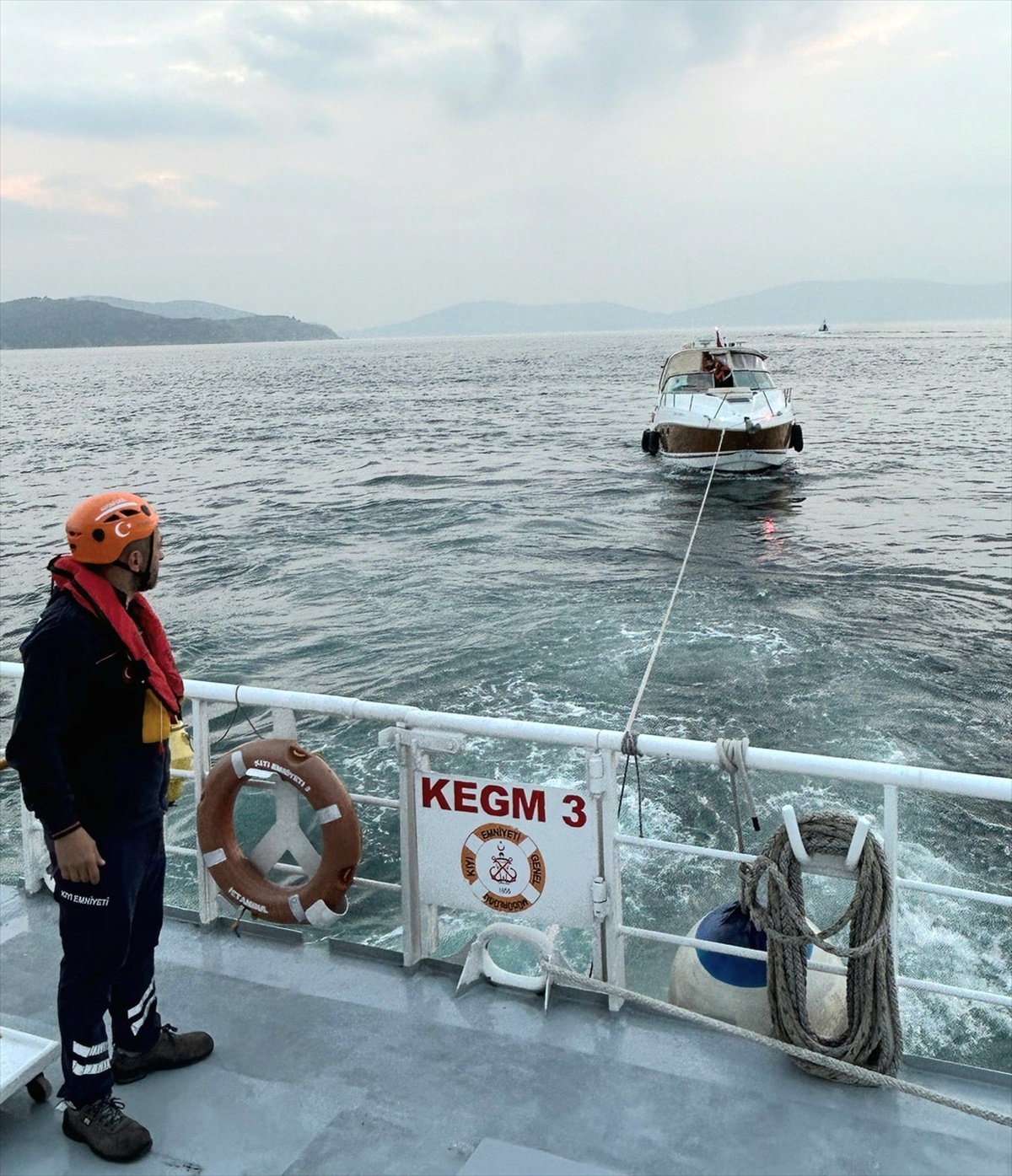 Burgazada önlerinde arızalanan 5 kişinin bulunduğu tekne kurtarıldı