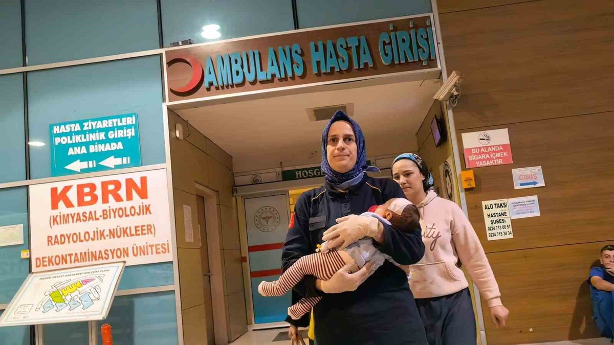 Bursa İnegöl'de kanepeden düşen 2 aylık bebekte kafatası kırığı, beyin kanaması var