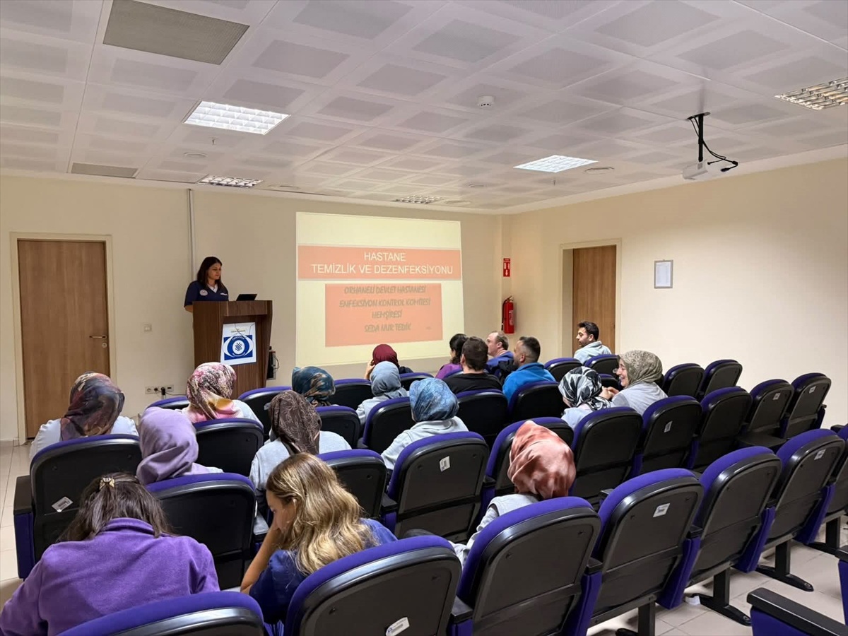 Bursa Orhaneli'de hemşire Seda Tedik, personele enfeksiyon kontrol eğitimi verdi