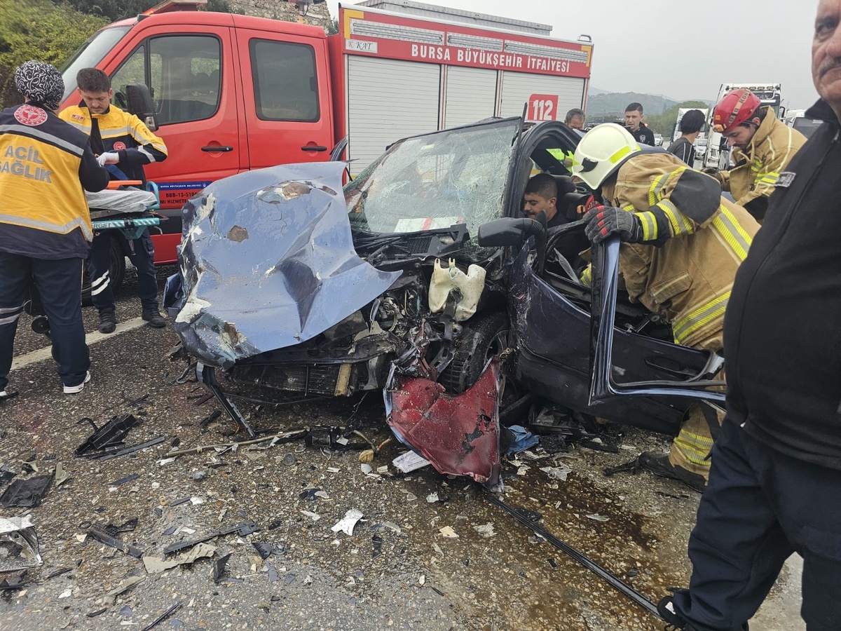 Bursa Orhangazi'de hafriyat kamyonuna çarpan otomobilde sürücü ve çocuk yaralandı