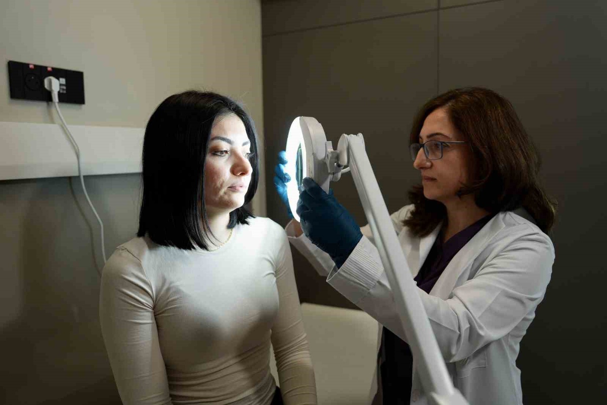 Dermatolog Prof. Dr. Kılıç, sonbaharda cilt kuruluğuna karşı kısa ve ılık duş önerdi