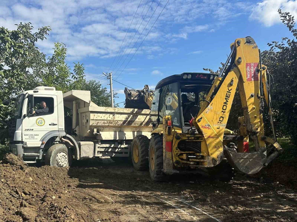 Düzce Akçakoca'da Göktepe Köyü'nde soğuk asfalt öncesi altyapı çalışmaları sürüyor