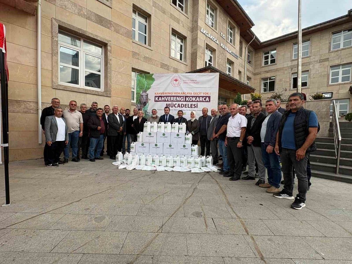 Düzce Akçakoca'da kahverengi kokarca mücadelesi için muhtarlara ilaç dağıtıldı
