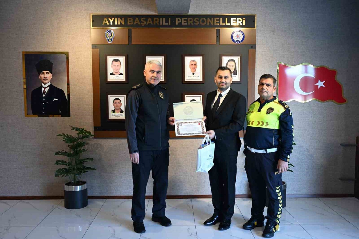 Düzce İl Emniyet Müdürü Ergüder, eylülde başarılı personele belge ve hediye verdi