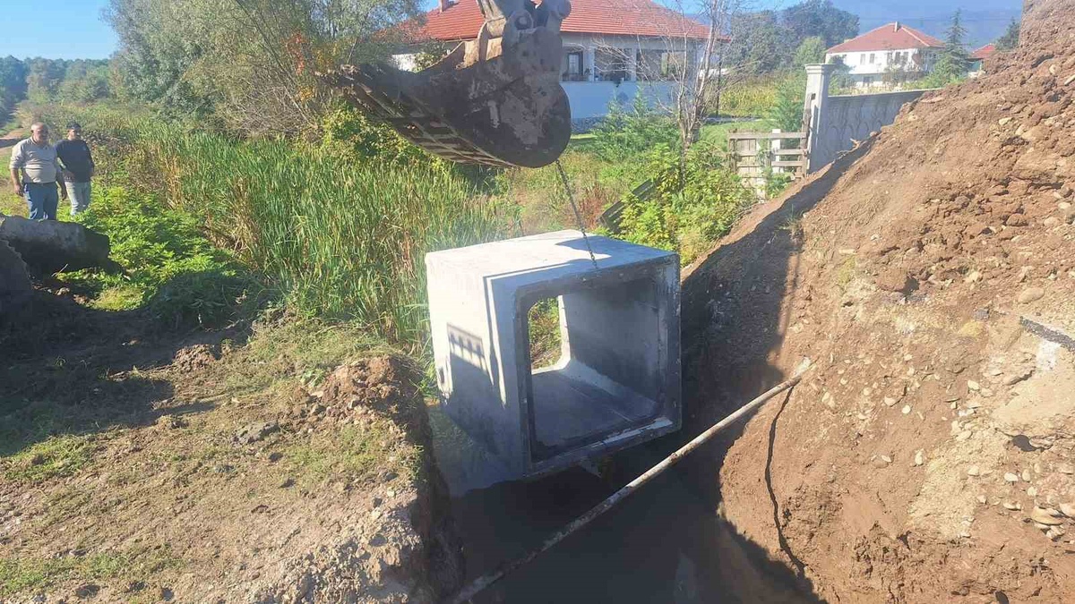 Düzce İl Özel İdaresi, Çilimli Dikmeli Köyü'ne 14 metrelik 7 kutu menfez yerleştirdi