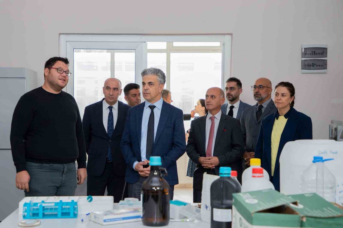 EBYÜ Rektörü Kuyrukluyıldız, Merkezi Araştırma ve Geliştirme Laboratuvarını inceledi