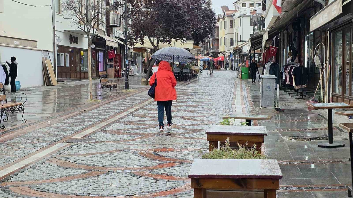 Edirne'de sonbahar yağmurları etkili oluyor, yarın da sürmesi bekleniyor