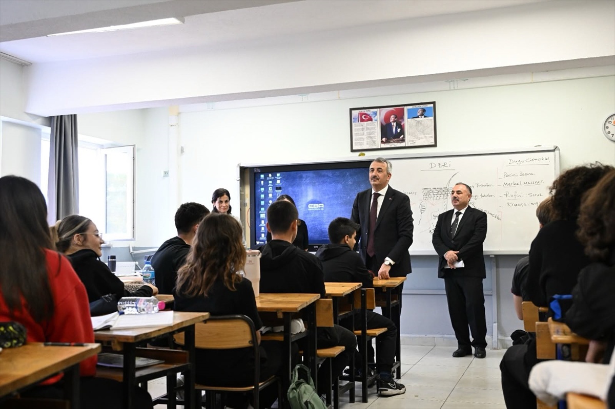 Edirne Valisi Sezer, 80. Yıl Cumhuriyet Anadolu Lisesi'nde öğrencilere başarı diledi