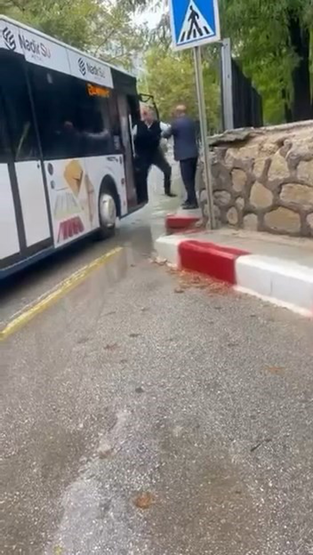 Elazığ'da otobüs şoförü ile yolcu kavgası şemsiye darbeleriyle kameraya yansıdı