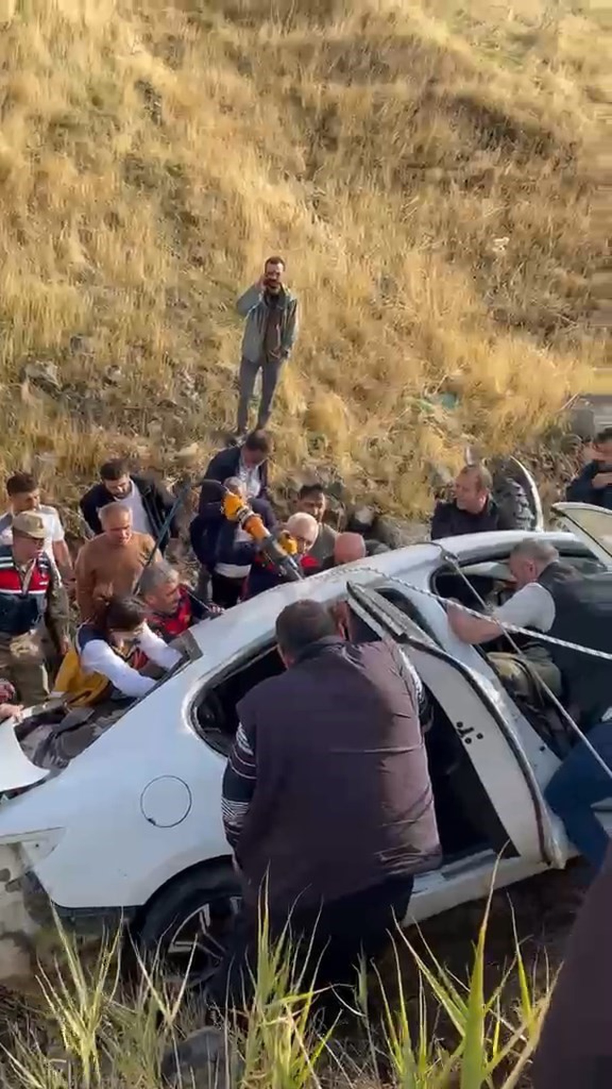 Elazığ Karakoçan'da otomobil şarampole yuvarlandı, sıkışan 3 yaralı kurtarıldı