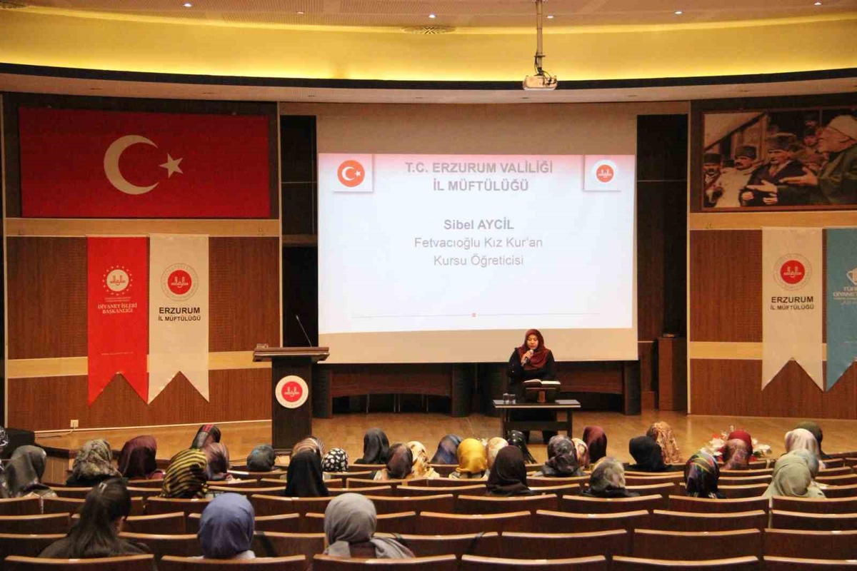 Erzurum’da kadın Kur'an öğreticileri 'Cami ve Sosyal Hayat' konferansına katıldı