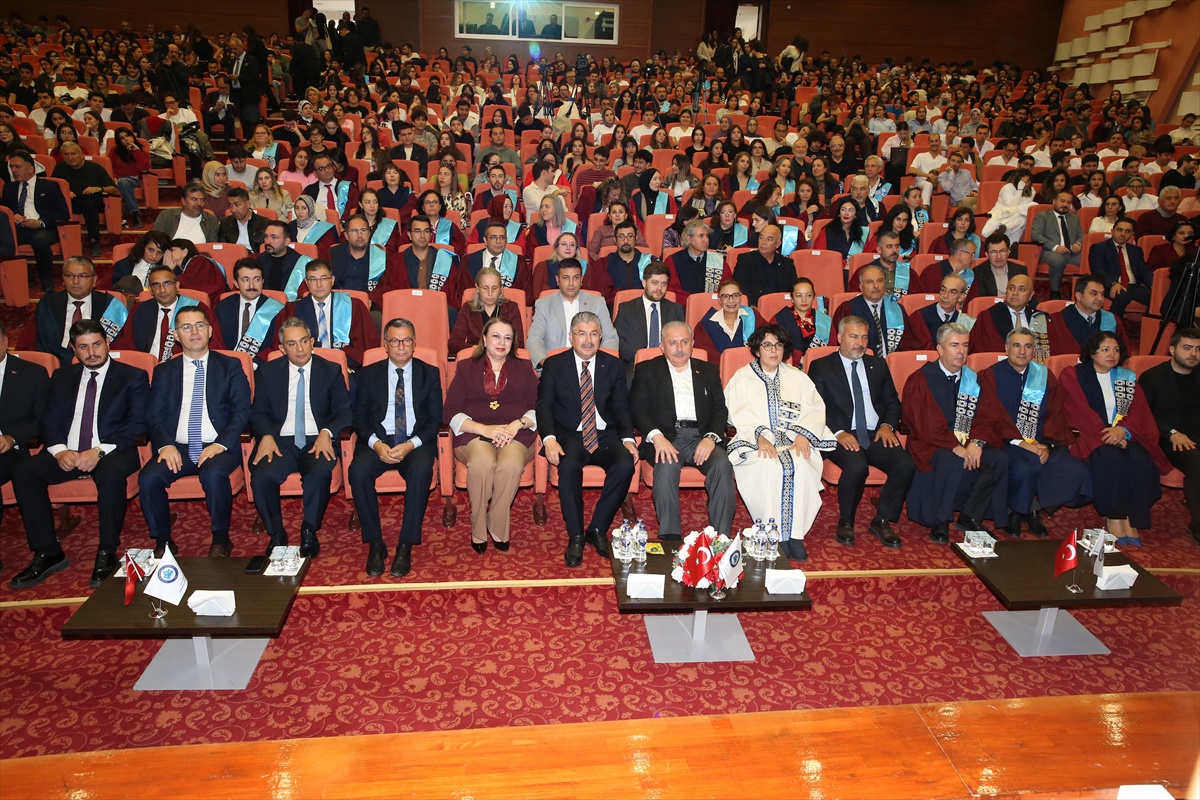 Eski TBMM Başkanı Şentop, ESOGÜ açılış dersinde Türkiye'ye güven çağrısı yaptı