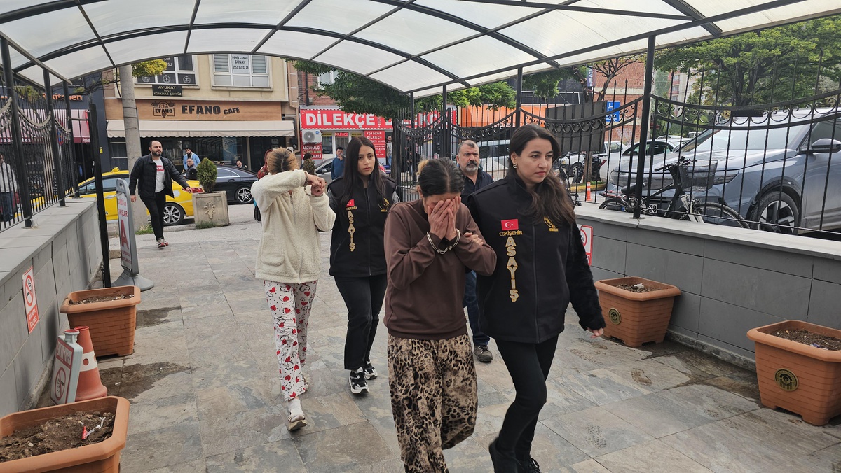 Eskişehir'de 2 evden 168 bin lira ve ziynet eşyası çalan 2 kadın şüpheli tutuklandı