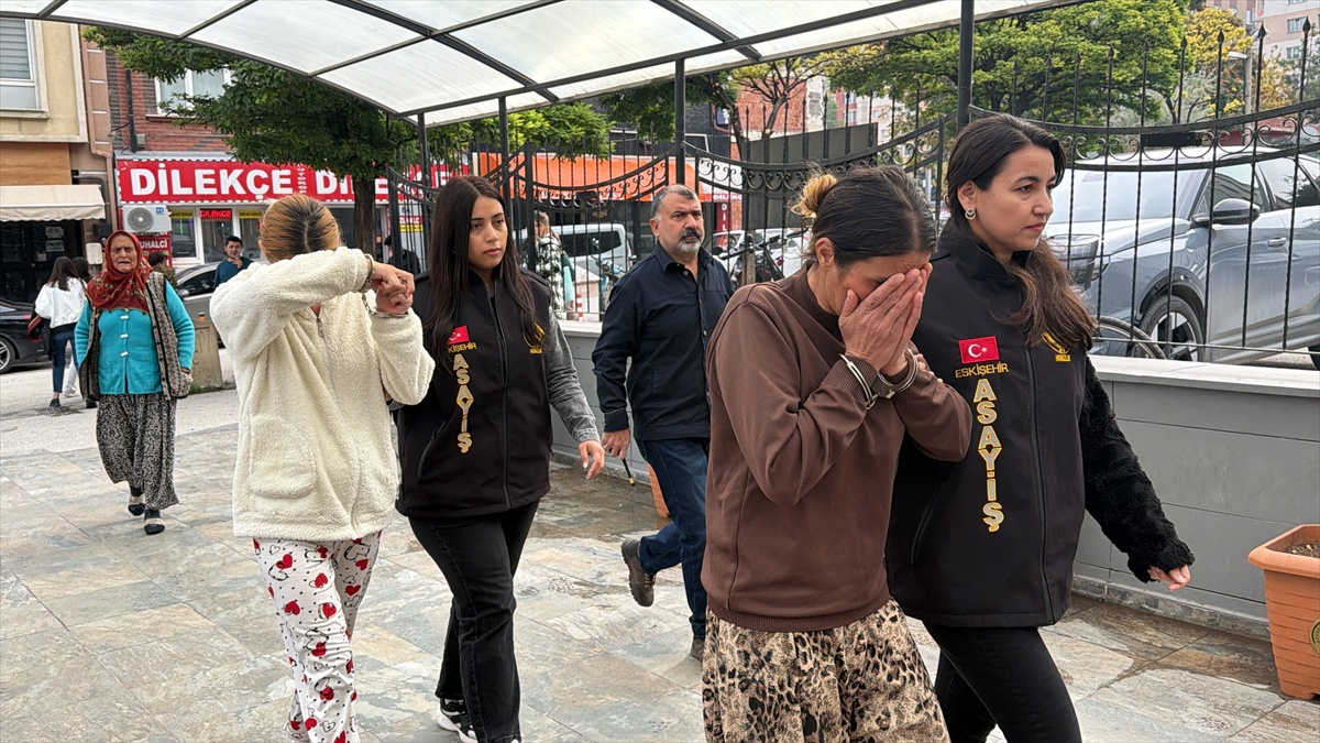 Eskişehir'de 2 evden hırsızlık iddiasıyla 2 zanlı tutuklandı, 168 bin lira ele geçti