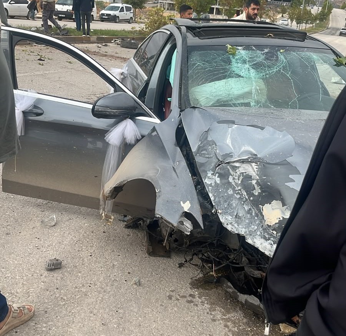 Gaziantep Nizip'te gelin arabası süsüyle araç direğe çarptı, sürücü hafif yaralandı