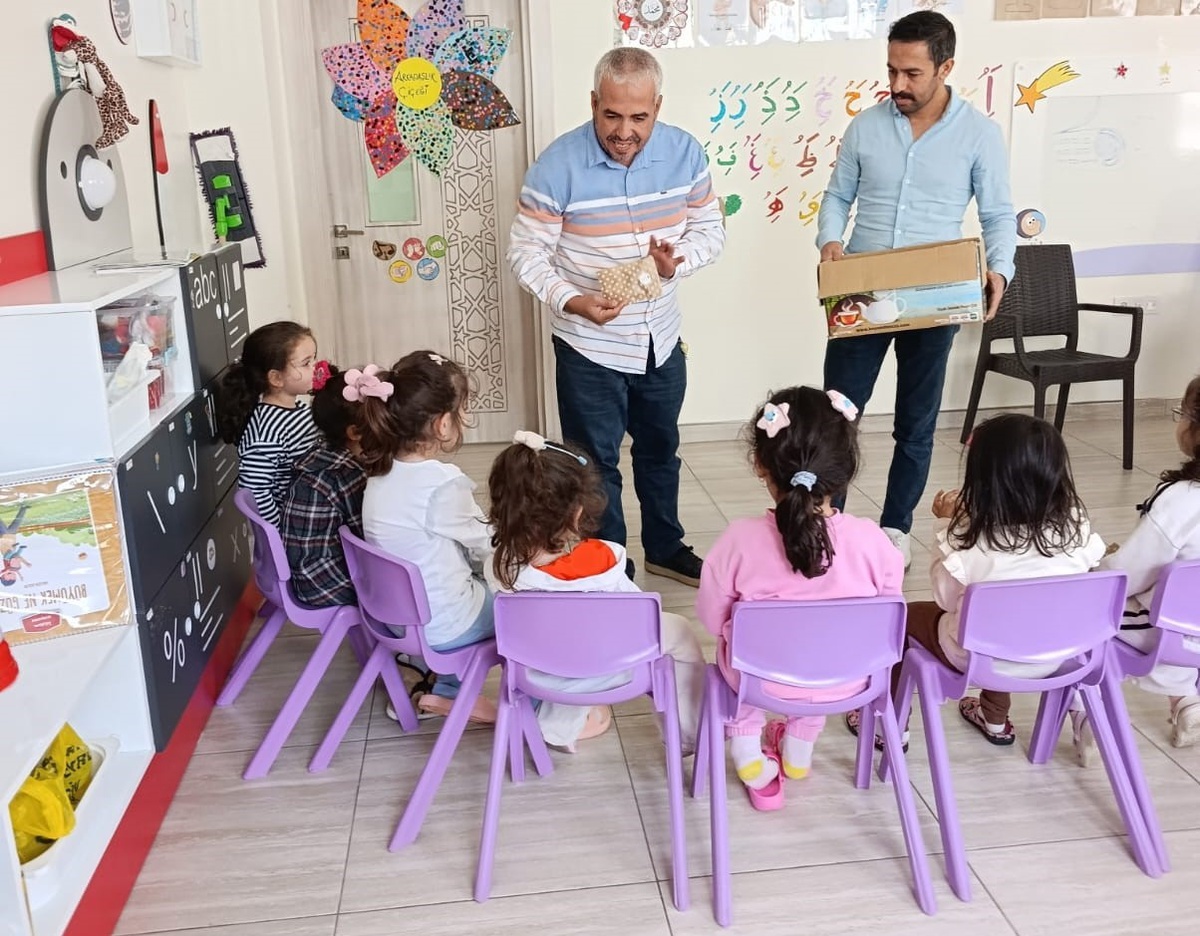 Gaziantep Nurdağı ve İslahiye'de depremzede çocuklara etkinlikle hediye dağıtıldı