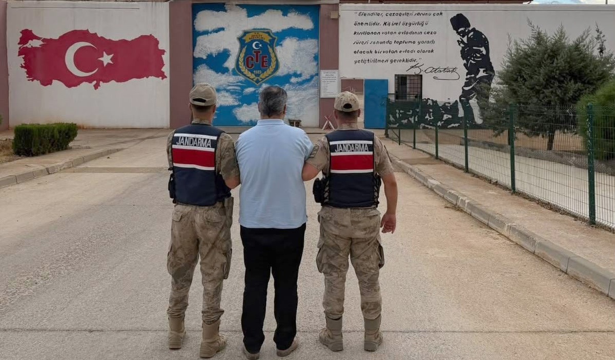 Gaziantep'te FETÖ'den 6 yıl 3'er ay hapis alan 2 firari cezaevine konuldu
