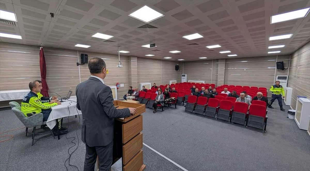 Göynücek'te servis sürücüleri ve rehber personele trafik güvenliği semineri verildi