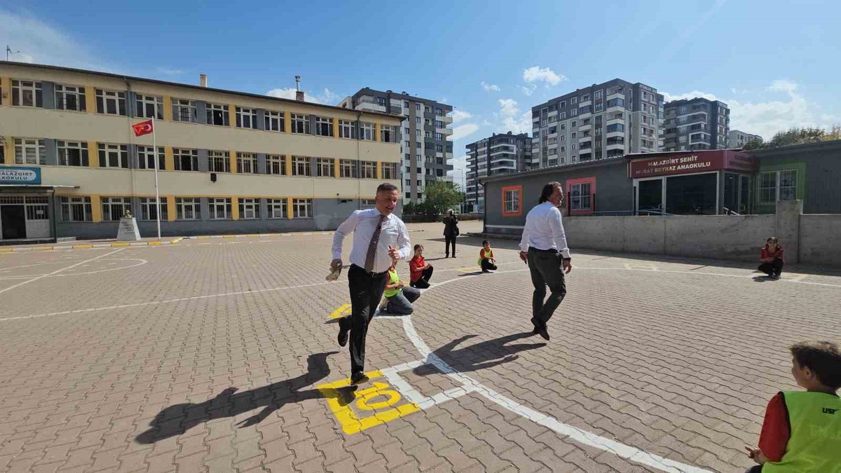 İl Milli Eğitim Müdürü Esen, Maarif'in Kalbinde Oyun temasıyla öğrencilerle oynadı