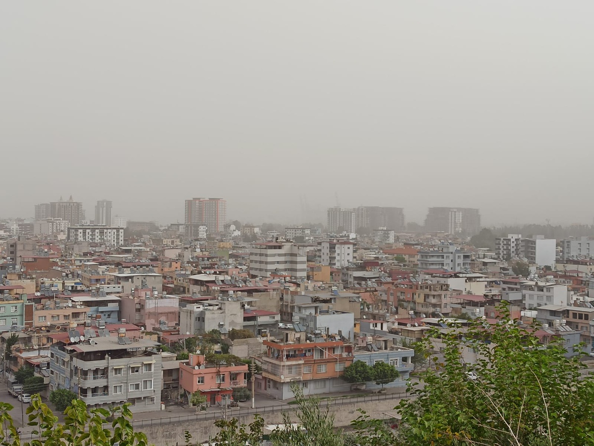 İskenderun'da Suriye'den gelen toz hava kalitesini düşürdü, yarın da etkili olacak