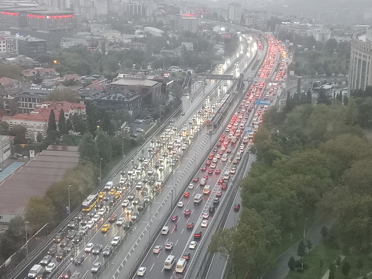 İstanbul'da yağış ve Galatasaray maçı trafiği artırdı, yoğunluk yüzde 89'a çıktı