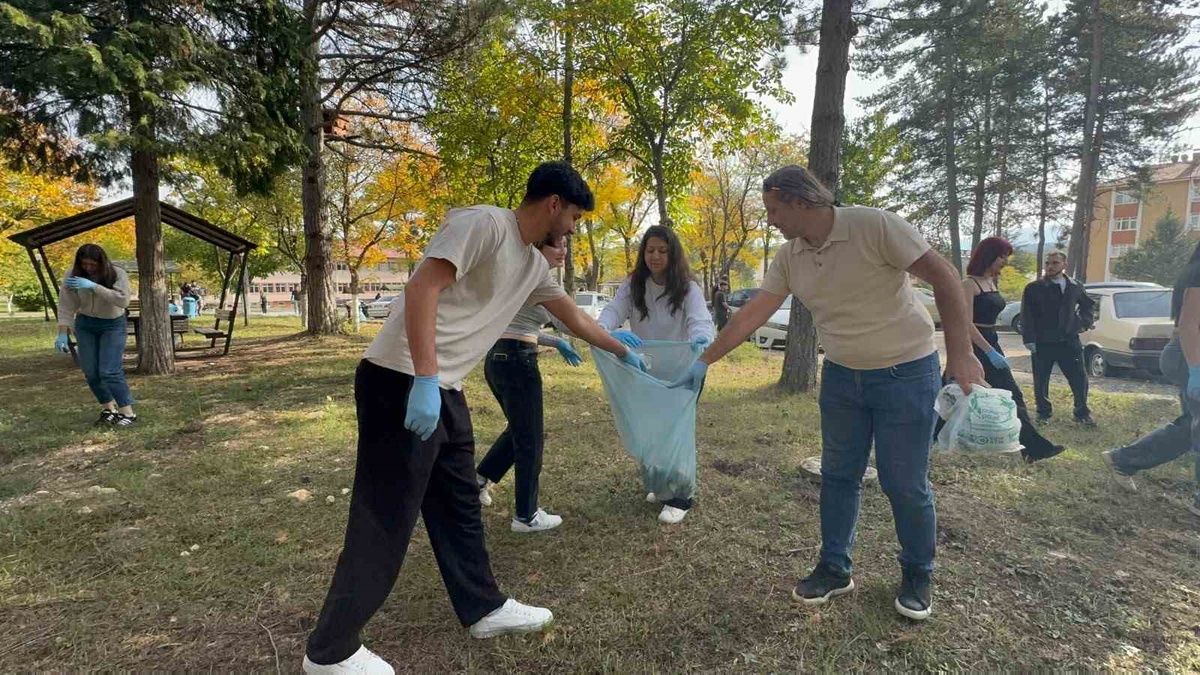 Kastamonu Üniversitesi Rafet Vergili MYO öğrencileri kampüste 10 torba çöp topladı