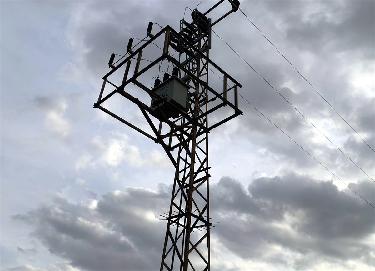 Kırıkkale'de elektrik direğine çıkan 66 yaşındaki kişi akıma kapılarak öldü